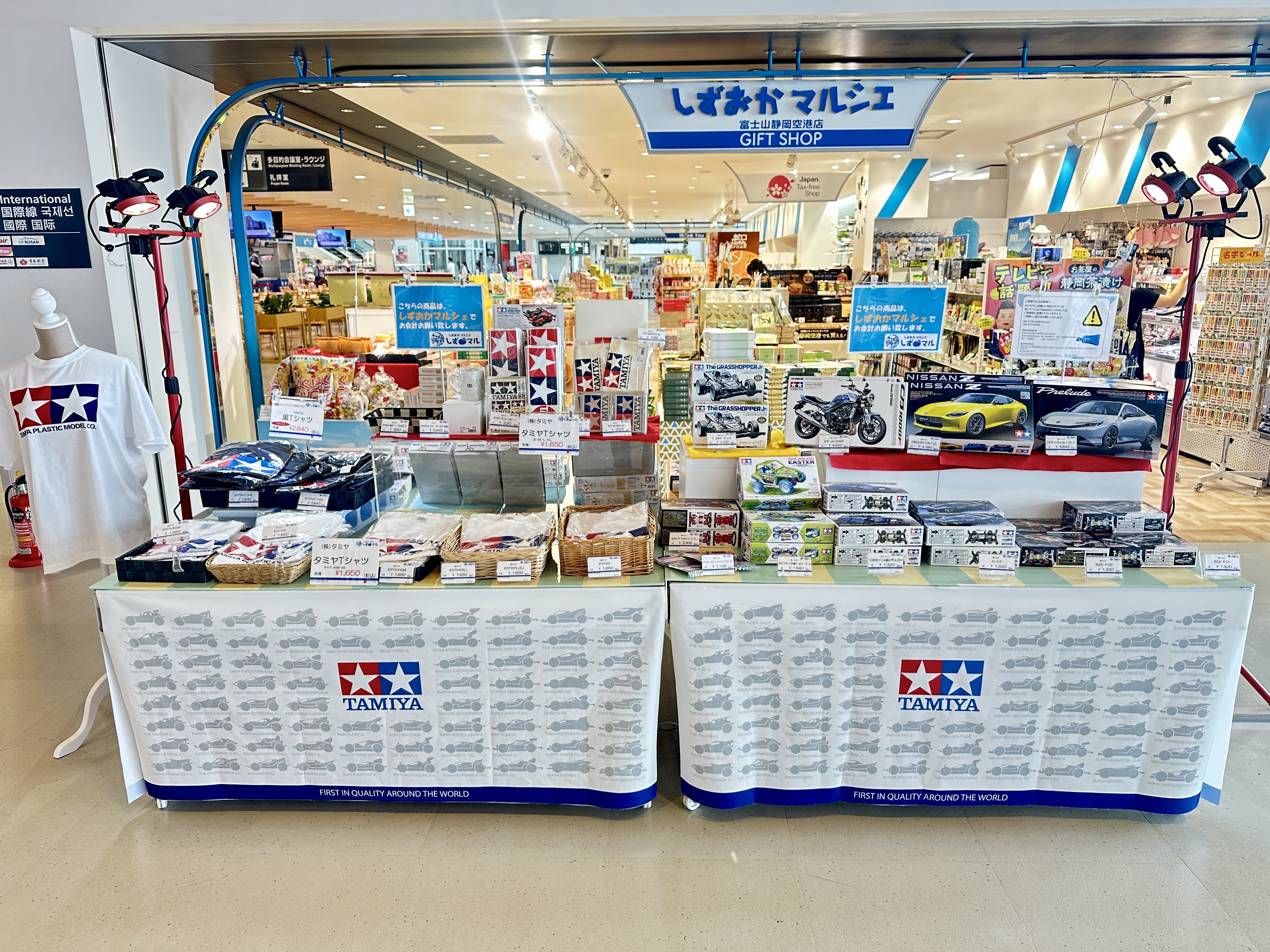 ミニ四駆・タミヤグッズは、展示会場すぐ近くの2F売店「しずおかマルシェ」にて販売中! タミヤグッズ販売場所を拡充しました!!皆様のお越しをお待ちしております!